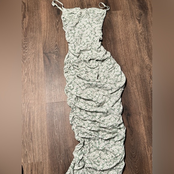 Nwt pretty little thing scrunched sexy maxi dress floral  print with slit size2 - Picture 15 of 17